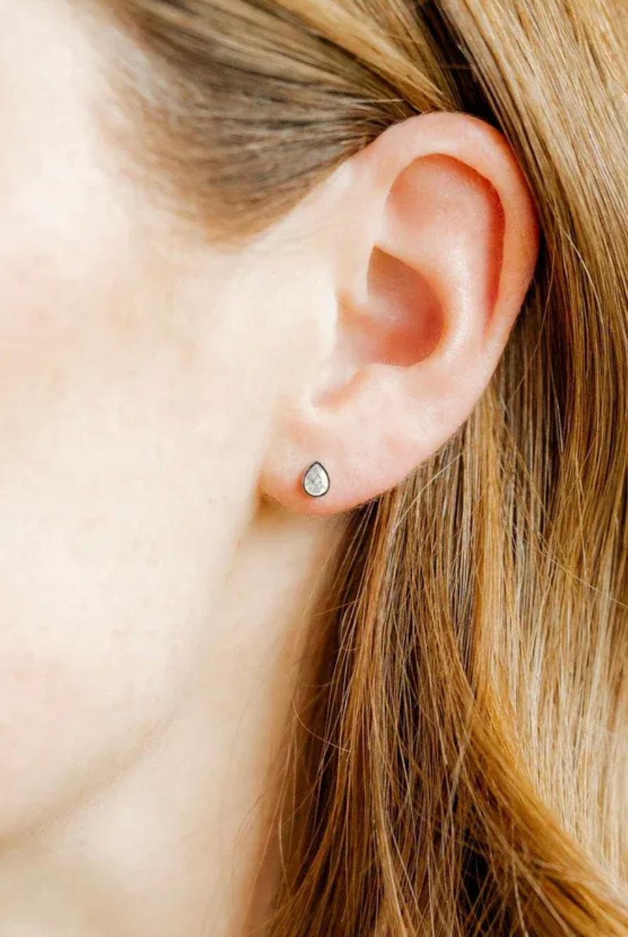 Linny &amp; Co Screwback Stud Earrings - Paloma Pear Silver