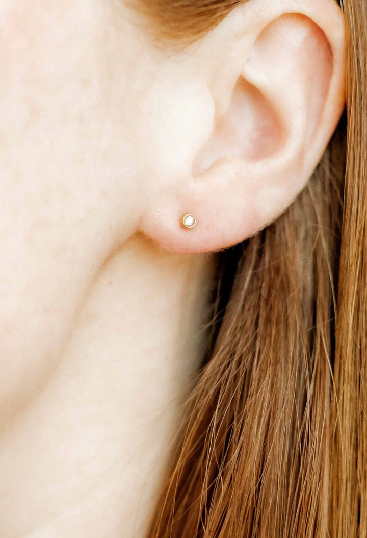 Linny &amp; Co Screwback Stud Earrings - Cooper Clear Gold