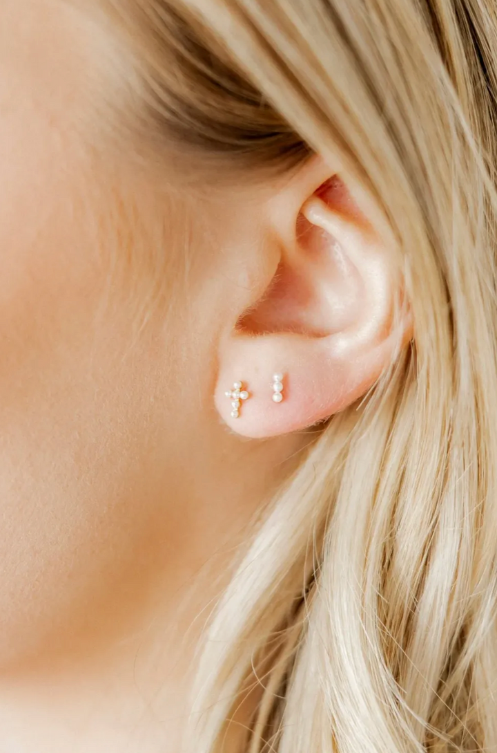 Linny &amp; Co Screwback Stud Earrings - Clara Cross Pearl