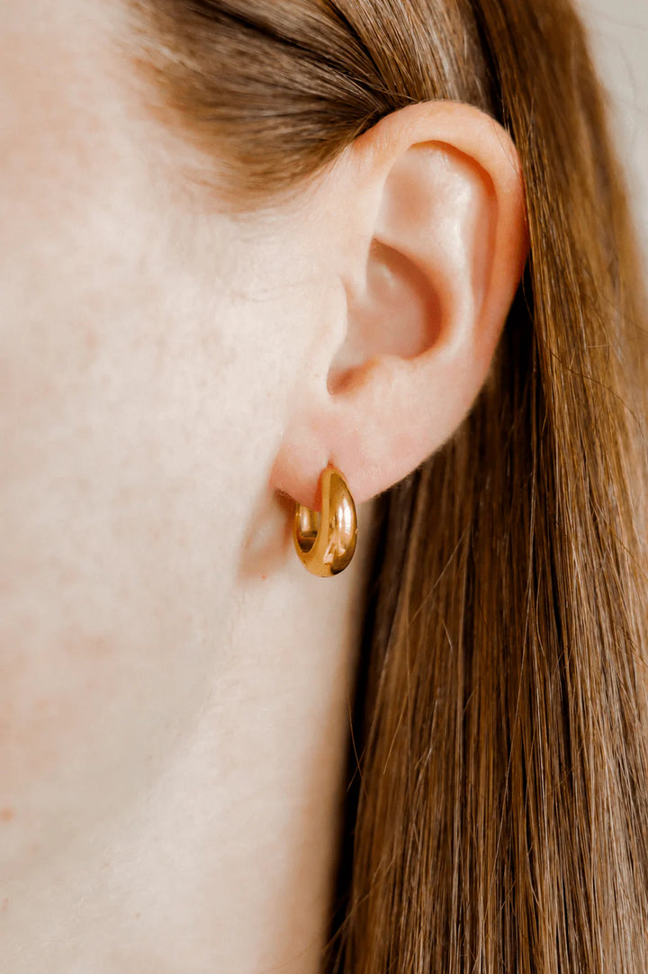 Linny Co Huggie Earrings - Sunday Hoop Gold 8mm