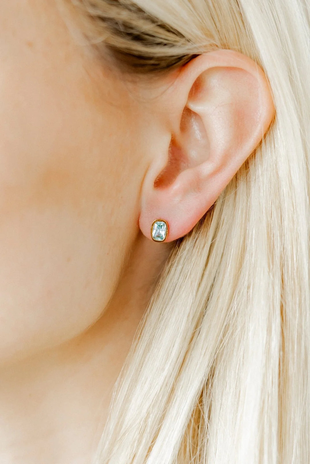Linny Co Screwback Stud Earrings - Kay Blue